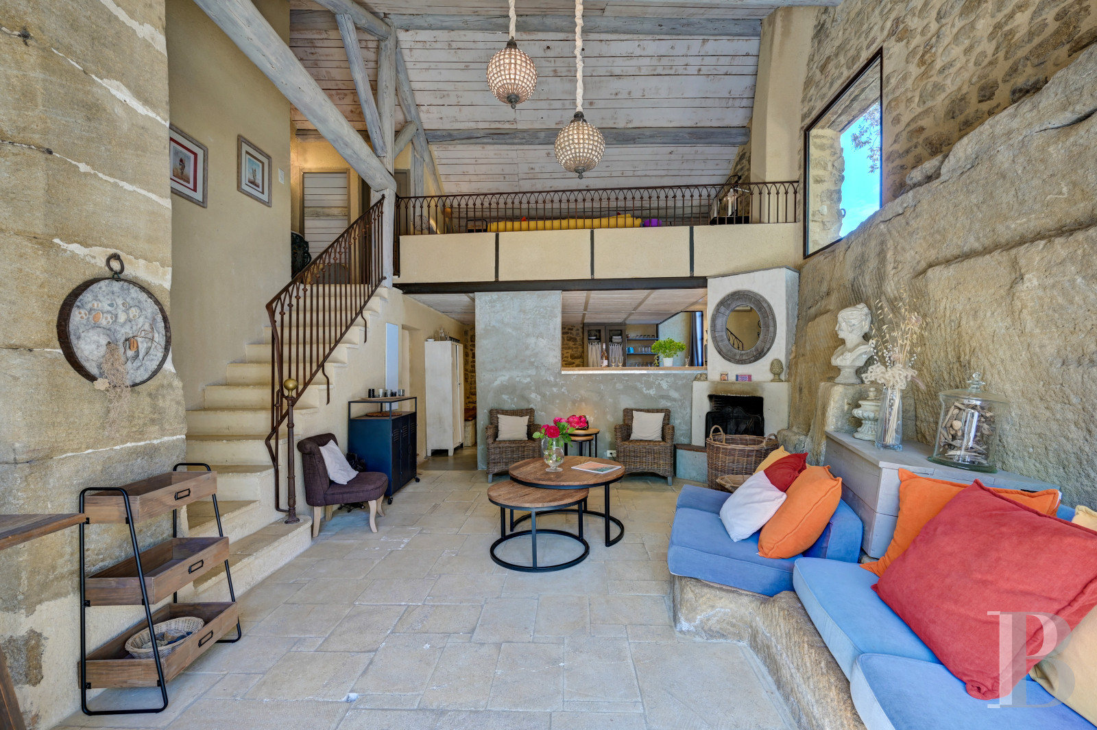 Dans le Vaucluse, aux environs de Beaumes-de-Venise,  une ancienne ferme du 18e siècle bordée de vignes - photo  n°23